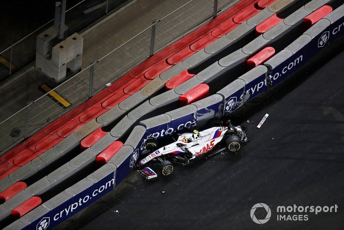 Mick Schumacher, Haas VF-21, se baja de su coche después de estrellarse en la carrera