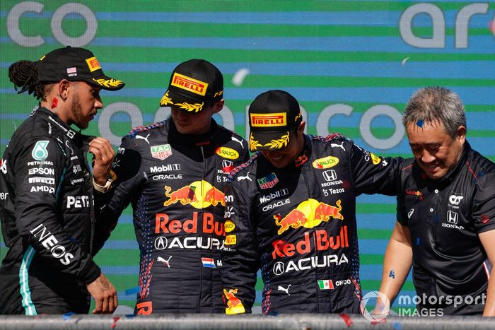 Podio: segundo lugar Lewis Hamilton, Mercedes, ganador Max Verstappen, Red Bull Racing, tercer lugar Sergio Pérez, Red Bull Racing y Masashi Yamamoto, Director de Honda Motorsport