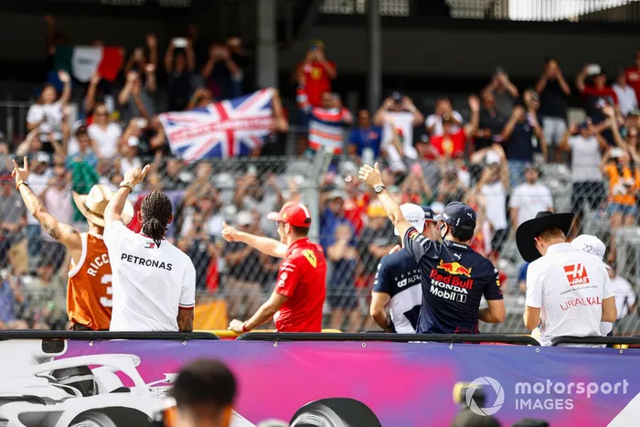 Daniel Ricciardo, McLaren, Lewis Hamilton, Mercedes, Charles Leclerc, Ferrari, Sergio Pérez, Red Bull Racing, Mick Schumacher, Haas F1, y otros pilotos en el desfile de pilotos