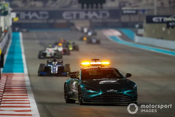 El Safety Car Marcus Armstrong, Dams, Guanyu Zhou, Uni-Virtuosi Racing