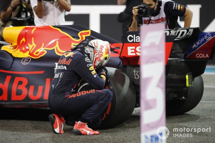 Max Verstappen, Red Bull Racing, 1ª posición, celebra su llegada al Parc Ferme