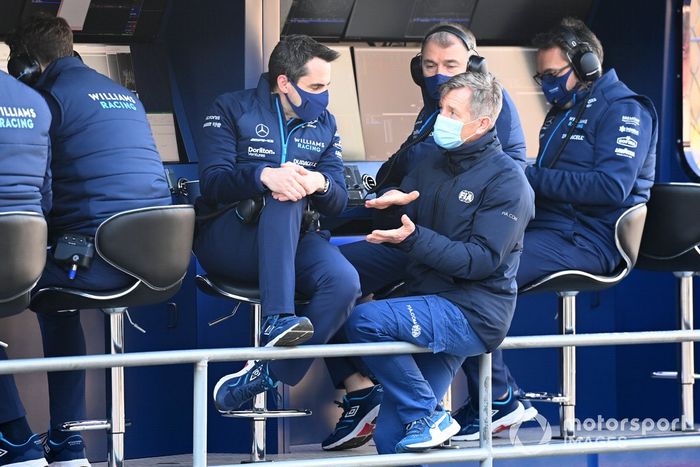 El equipo Williams en el muro de boxes con un representante de la FIA