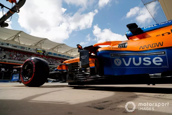 Daniel Ricciardo, McLaren MCL35M, sale del garaje