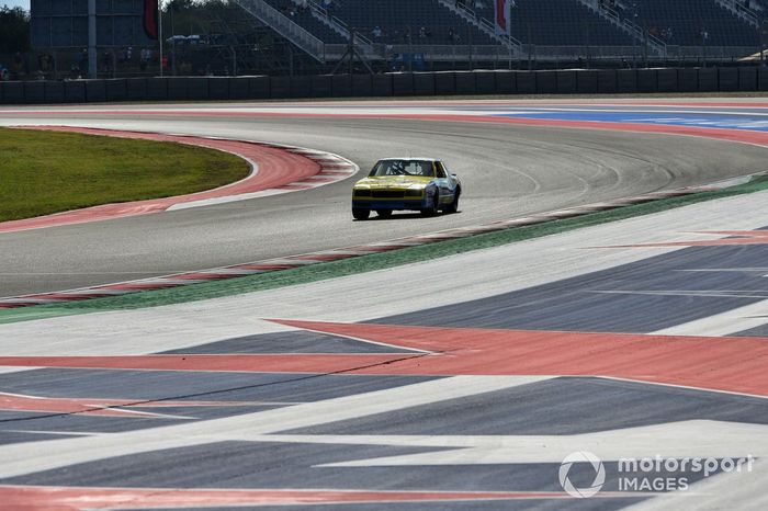 Daniel Ricciardo, McLaren, en el coche de Dale Earnhardt Wrangler Chevrolet Monte Carlo NASCAR de 1984