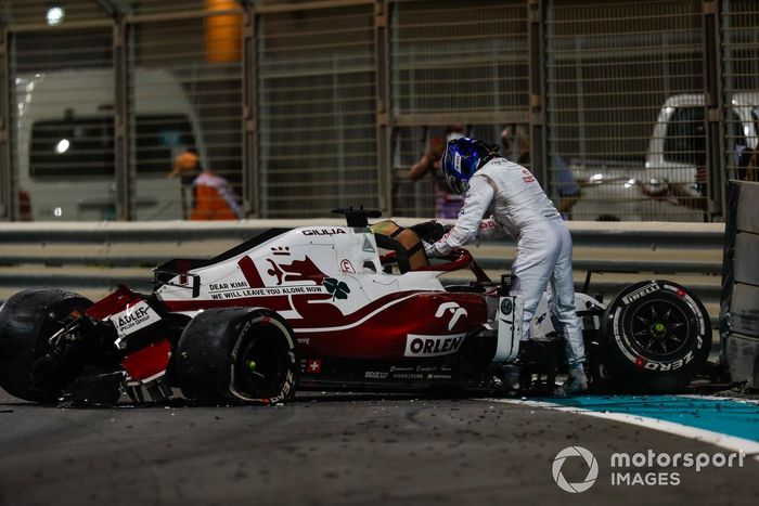 Kimi Raikkonen, Alfa Romeo Racing C41, se baja de su coche después de chocar al final de la FP2