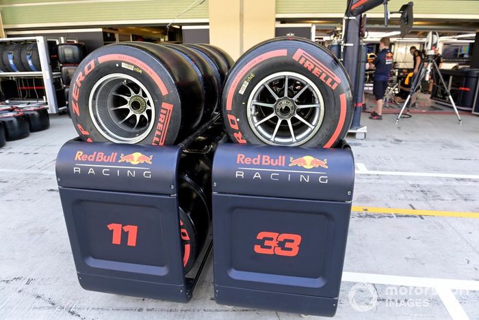 Neumáticos Pirelli en el pitlane