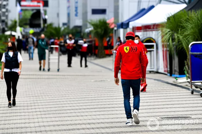 Carlos Sainz Jr., Ferrari, llega al circuito