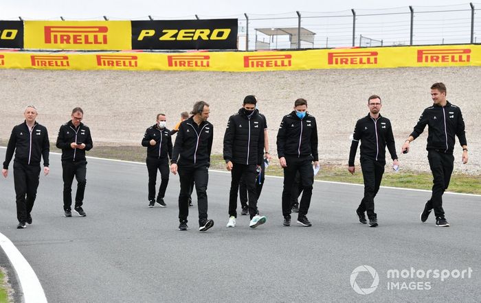 Esteban Ocon, Alpine A521 por la pista con los miembros del equipo