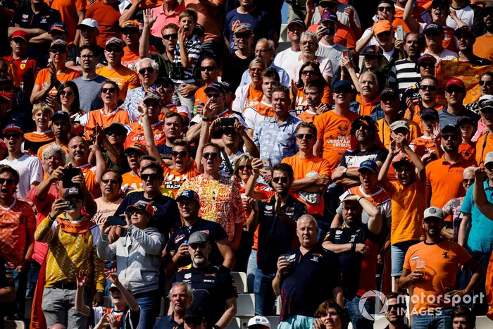 Fans vestidos de naranja en las gradas