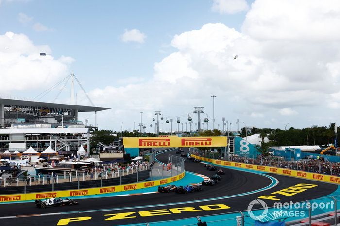 Logan Sargeant, Williams FW45, Lando Norris, McLaren MCL60, Nyck de Vries, AlphaTauri AT04, persiguen al pelotón en la salida.