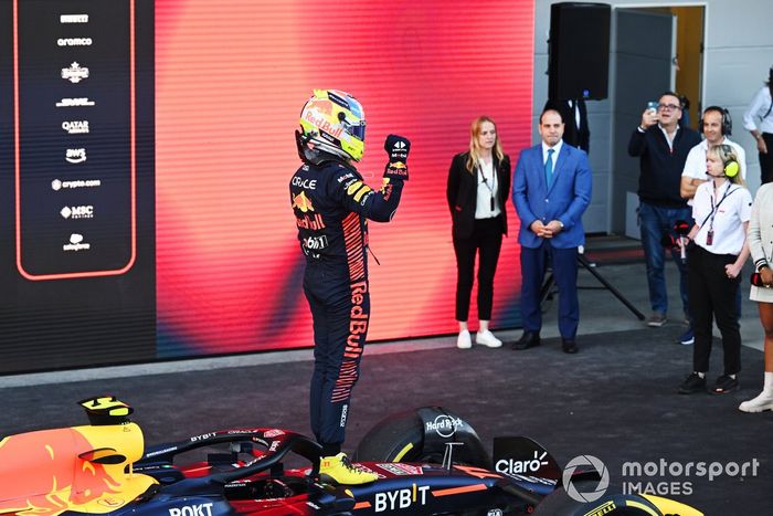 Sergio Pérez, Red Bull Racing, 1ª posición, celebra en Parc Ferme tras la carrera Sprint