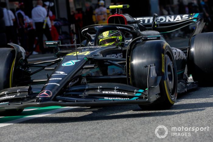 Lewis Hamilton, Mercedes F1 W14, en boxes