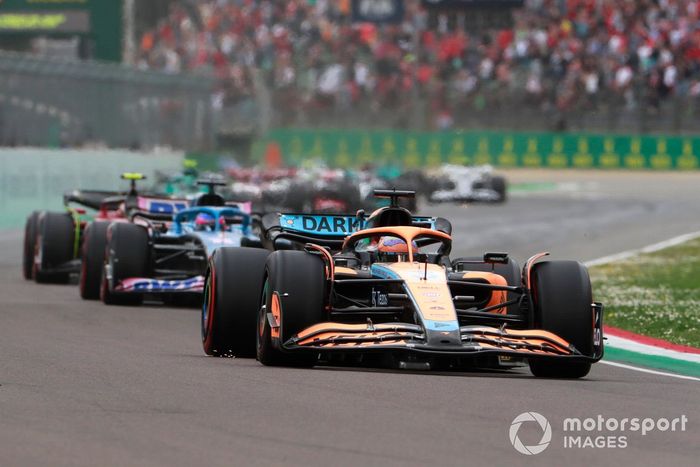 Daniel Ricciardo, McLaren MCL36, Fernando Alonso, Alpine A522