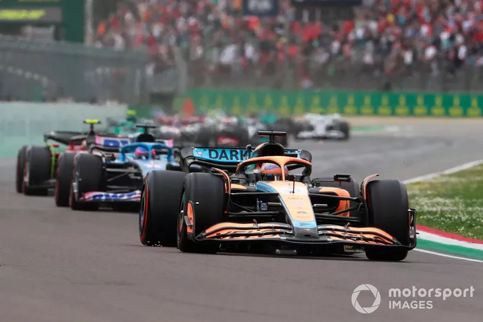 Daniel Ricciardo, McLaren MCL36, Fernando Alonso, Alpine A522