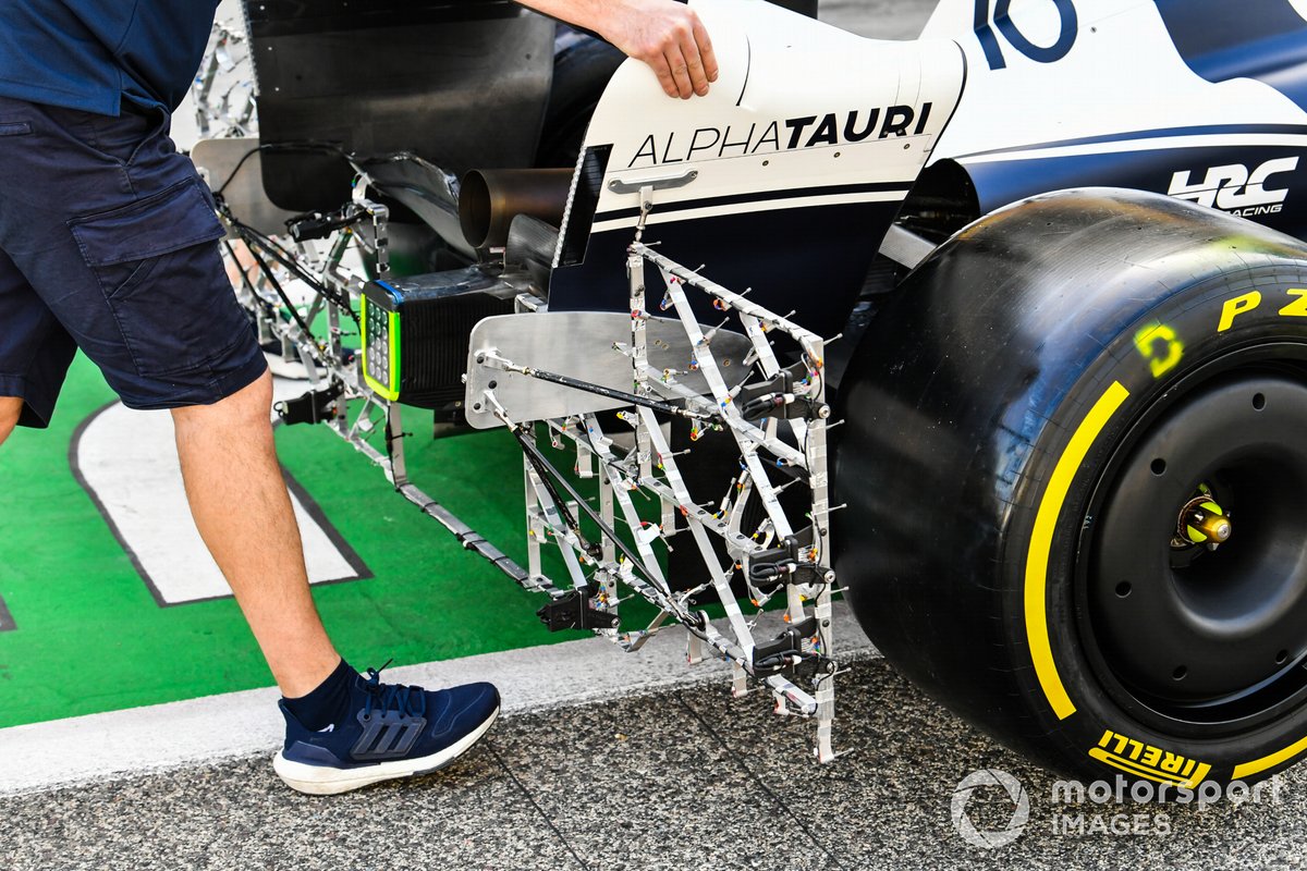Mecánicos sacan del garaje el Pierre Gasly AlphaTauri AT03, equipado con un equipo de sensores