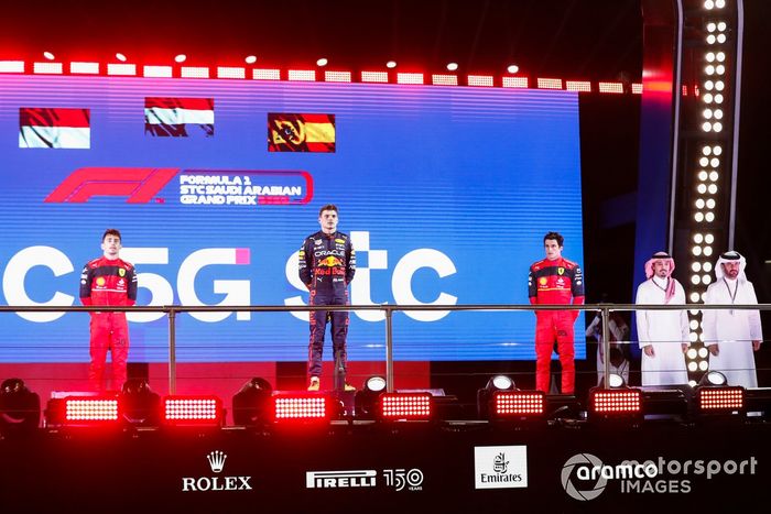 Charles Leclerc, Ferrari, segundo; Max Verstappen, Red Bull Racing, ganador; Carlos Sainz Jr., Ferrari, tercero, en el podio