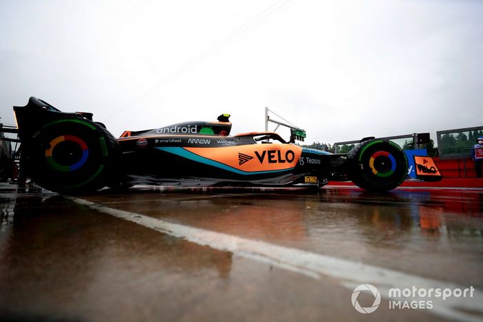 Lando Norris, McLaren MCL36, sale del garaje
