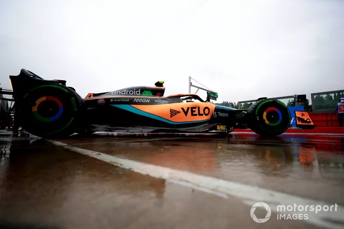Lando Norris, McLaren MCL36, sale del garaje