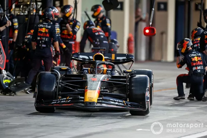 Max Verstappen, Red Bull Racing RB19, en boxes