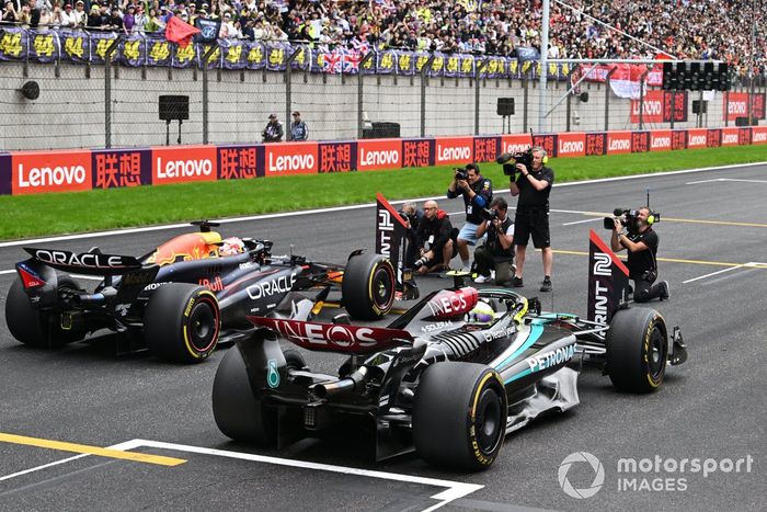 Max Verstappen, Red Bull Racing RB20, 1ª posición, Lewis Hamilton, Mercedes F1 W15, 2ª posición, llegan a la parrilla tras la Sprint Race