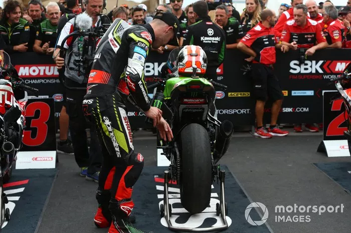 Jonathan Rea, Kawasaki Racing Team checks tyre