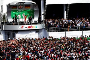 Podio: ganador de la carrera Lewis Hamilton, Mercedes AMG, segundo lugar Nico Rosberg, Mercedes AMG, y el tercer lugar Sebastian Vettel, Ferrari