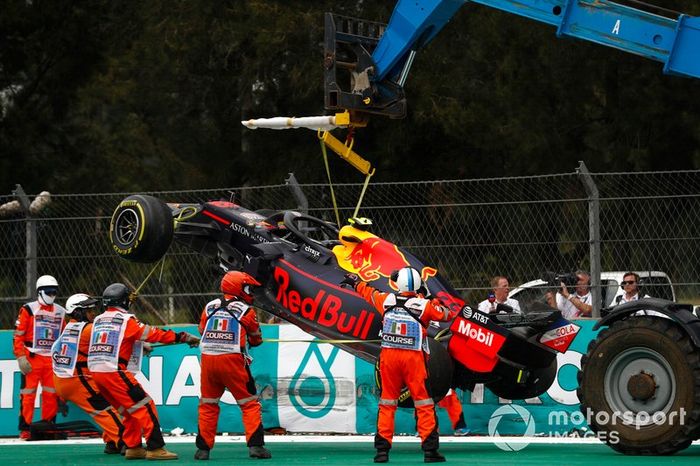 El coche de Alex Albon, Red Bull RB15 es removido después de un accidente en la FP2