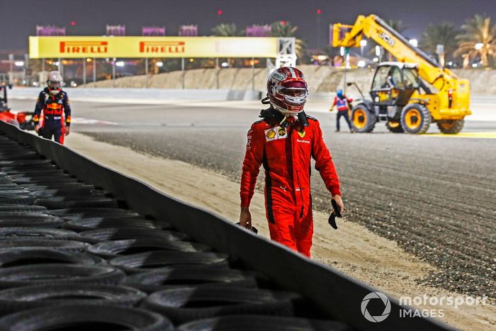 Charles Leclerc, Ferrari, se aleja después de retirarse y detrás Max Verstappen, de Red Bull Racing