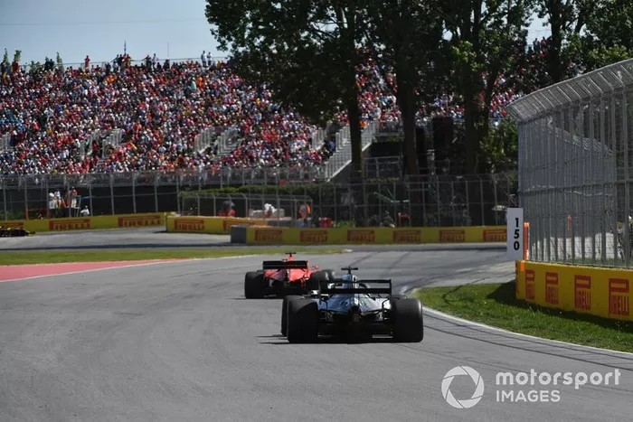 Sebastian Vettel, Ferrari SF90, precede Lewis Hamilton, Mercedes AMG F1 W10