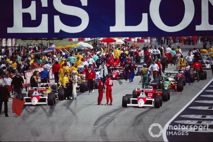 Alain Prost y Ayrton Senna, McLaren hablan en la parrilla antes del reinicio