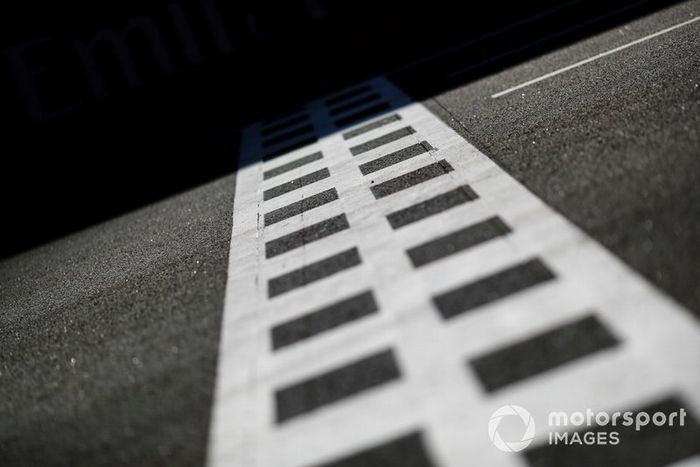 Línea de meta en la recta principal 