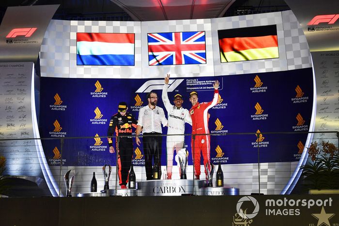 Podio: segundo lugar Max Verstappen, Red Bull Racing  y tercer lugar Sebastian Vettel, Ferrari