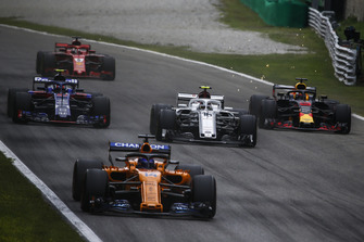 Fernando Alonso, McLaren MCL33, Pierre Gasly, Scuderia Toro Rosso STR13, Charles Leclerc, Alfa Romeo Sauber C37, Sebastian Vettel, Ferrari SF71H et Daniel Ricciardo, Red Bull Racing RB14 en bataille