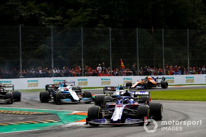 Pierre Gasly, Toro Rosso STR14, lidera Robert Kubica, Williams FW42, George Russell, Williams Racing FW42, y Romain Grosjean, Haas F1 Team VF-19