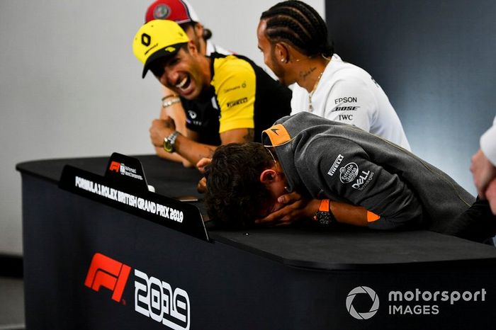 Daniel Ricciardo, Renault F1 Team y Lando Norris, McLaren riendo en la rueda de prensa 