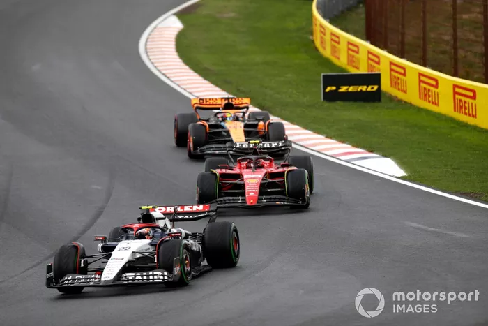 Yuki Tsunoda, AlphaTauri AT04, lidera Carlos Sainz, Ferrari SF-23, y Oscar Piastri, McLaren MCL60