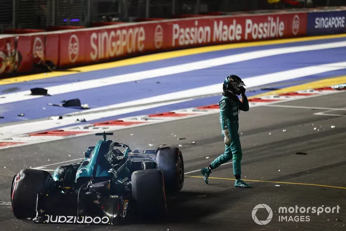 Lance Stroll, Aston Martin AMR23, se aleja de su coche gravemente dañado tras un accidente al final de la Q1.
