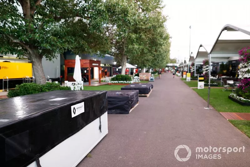 Las cajas de embalaje de Renault en el paddock
