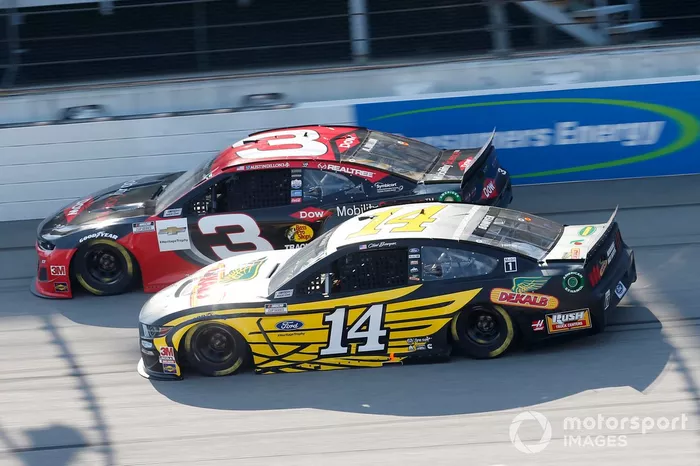 Clint Bowyer, Stewart-Haas Racing, Ford Mustang DEKALB Austin Dillon, Richard Childress Racing, Chevrolet Camaro Dow Mobility Science 