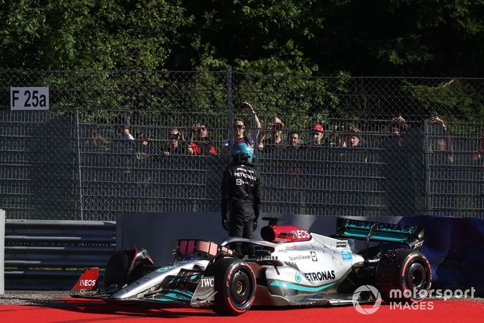 George Russell, Mercedes W13, se baja de su coche tras estrellarse en la Q3