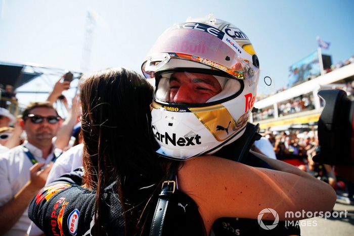 Max Verstappen, Red Bull Racing, 1ª posición, es felicitado por su novia Kelly Piquet en el Parc Ferme