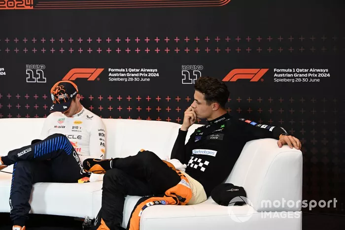 Max Verstappen, Red Bull Racing, 1ª posición, Lando Norris, McLaren F1 Team, 3ª posición, en la rueda de prensa posterior al sprint.