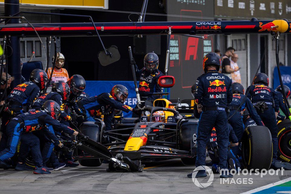 Max Verstappen, Red Bull Racing RB20, wykonuje pit stop