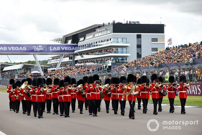Una banda militar toca en la parrilla antes de la salida