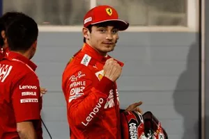 Charles Leclerc, Ferrari, célébrant sa pole position au Parc Fermé