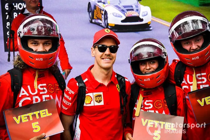 Sebastian Vettel, Ferrari, con fans