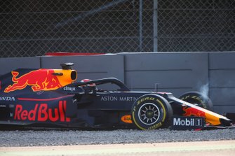 Pierre Gasly, Red Bull Racing RB15, bariyerlere çarptıktan sonra çakıl havuzunda