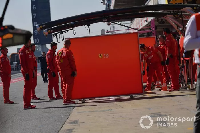 Mecánica de ferrari y pantallas de garaje