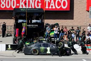 Kurt Busch, Chip Ganassi Racing, Chevrolet Camaro Monster Energy pit stop