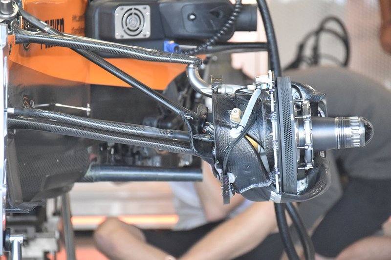 Detail suspensi McLaren MCL34